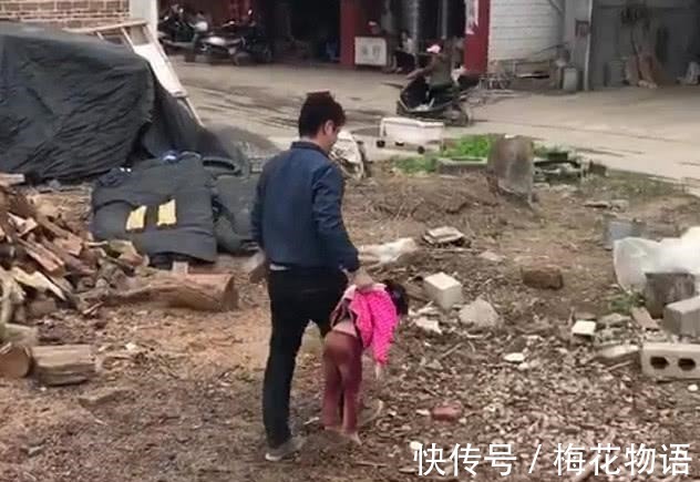 亲爹|做坏事被现场“抓包”,萌娃被亲爹“拎回家”,亲妈看到心疼不已