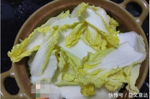 天冷,这菜要多吃,跟豆腐是绝配,焖一锅实在太鲜了,营养又暖身