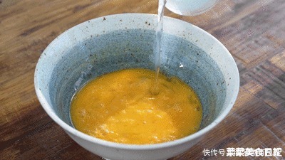 1小勺|蒸鸡蛋别只加葱了!现在流行跟它搭,随手一蒸鲜掉魂