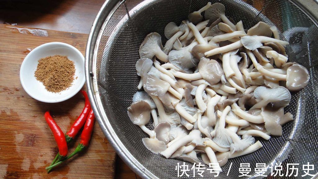 平菇不要直接炒,做好这一步,营养不流失,味美好吃,大厨秘方