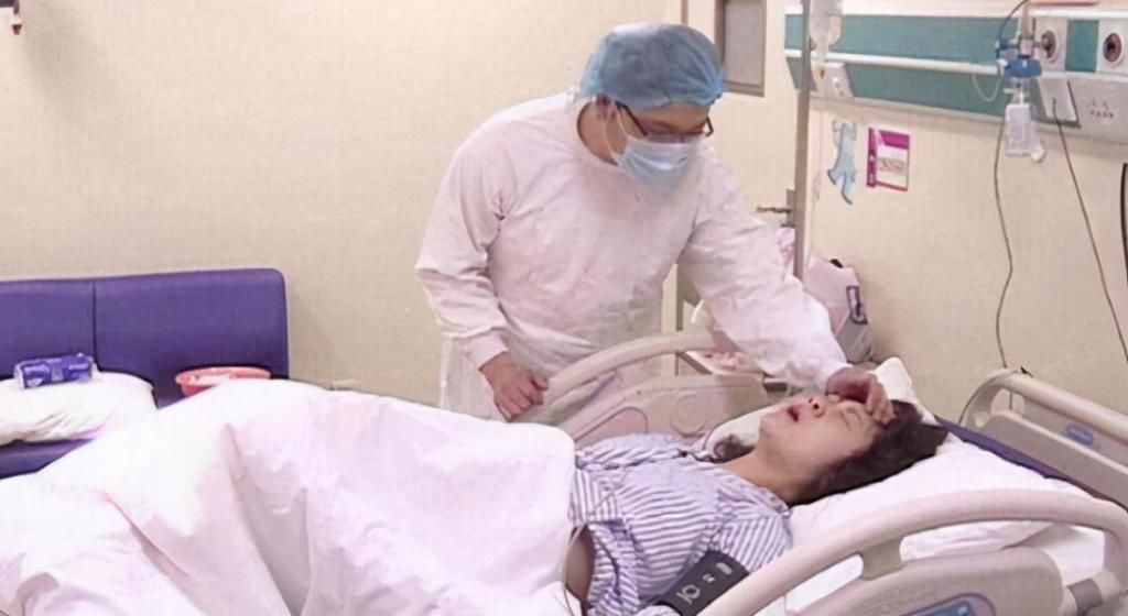 顺产|国外产妇直播生娃,不走寻常路用手拽出来,网友:不愧是战斗民族