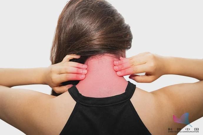 手麻|一26岁男子因手麻查出严重性颈椎病！枕头高点好还是低点好？