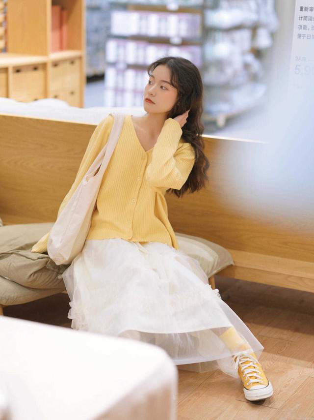 皮肤|皮肤暗黄的女生如何选衣服颜色?可以尝试这几款,让你显白还好看