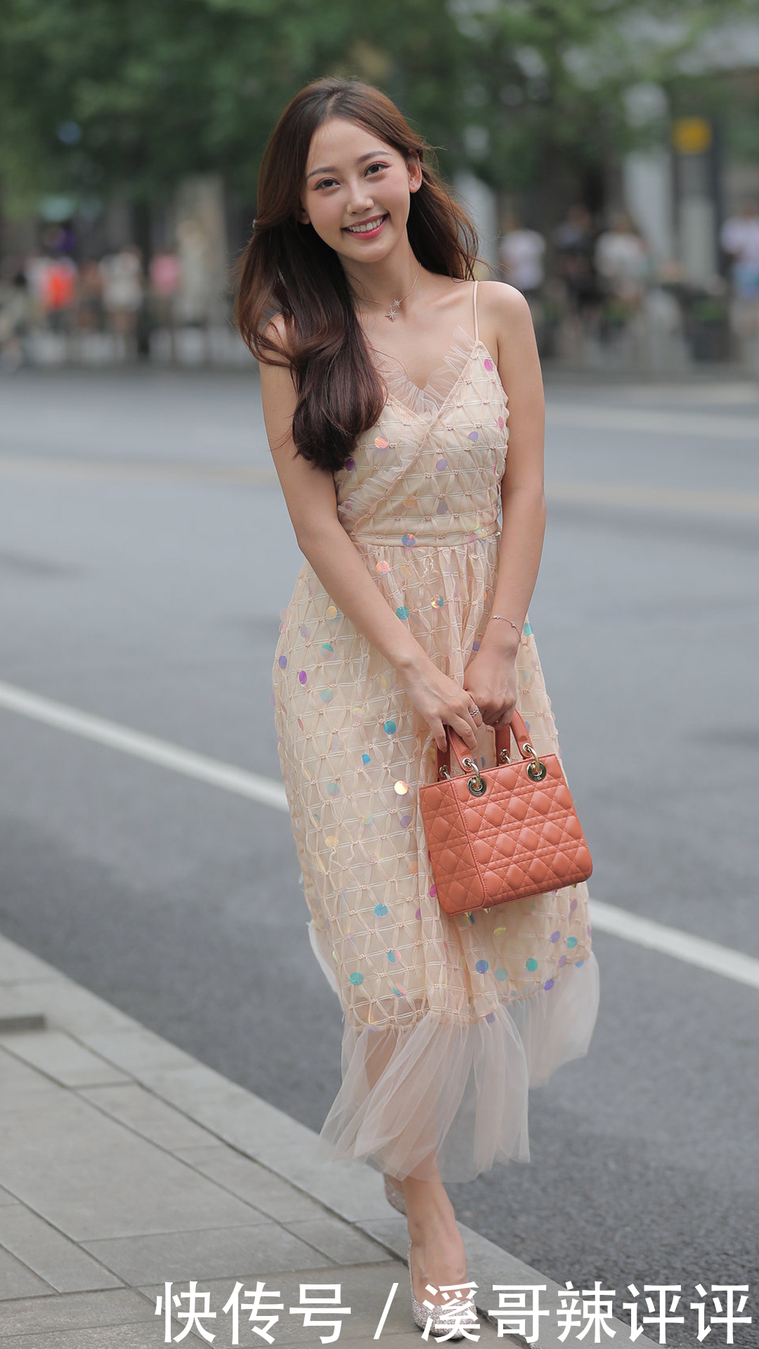 休闲|纯色系亮片连衣裙搭配橙色手提包,干净舒爽,休闲感浓厚