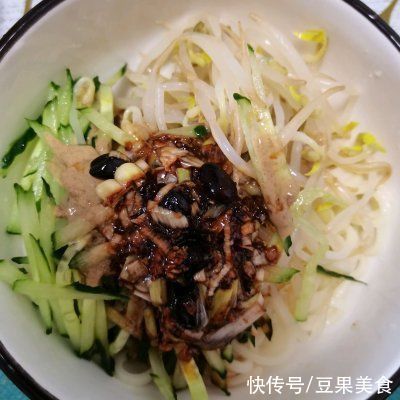 家常|每次做这道家常凉面，隔壁小孩都会来敲门