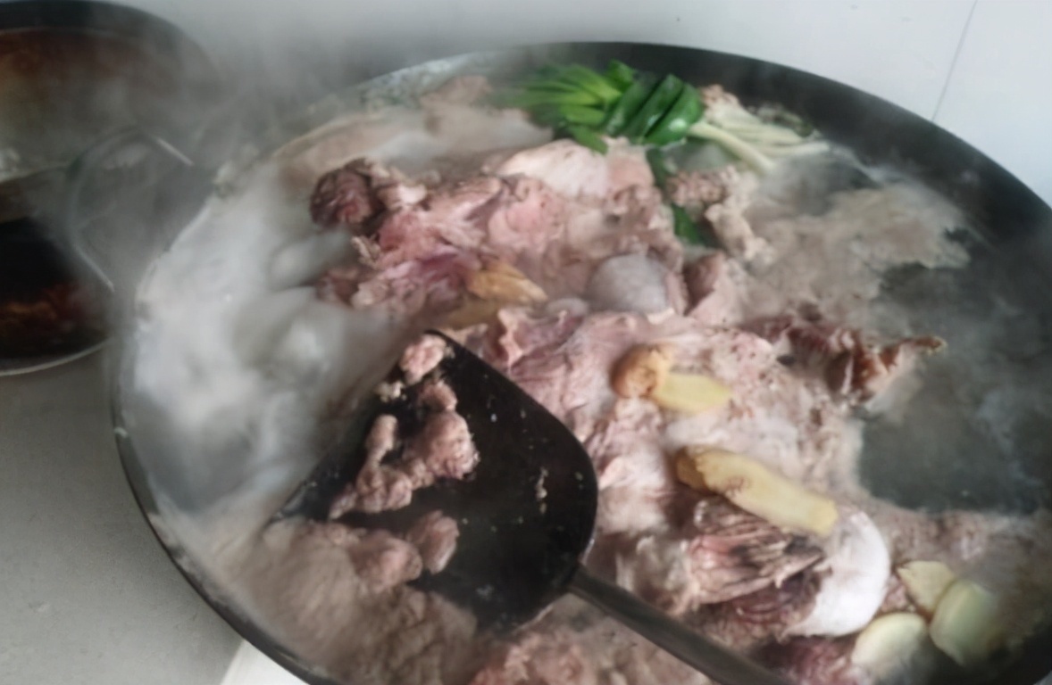 在家炖羊汤,2样不能放!掌握5个技巧,保证肉烂汤鲜,奶白不膻