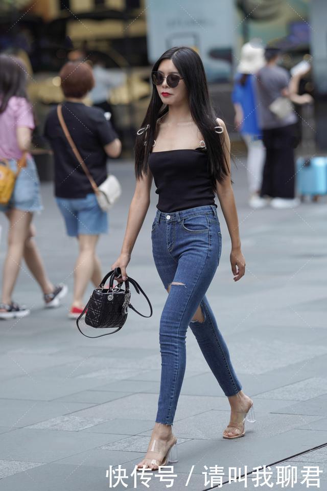 小姐姐|黑色吊带背心+紧身牛仔裤,简约时尚,让小姐姐秀出不一样的魅力
