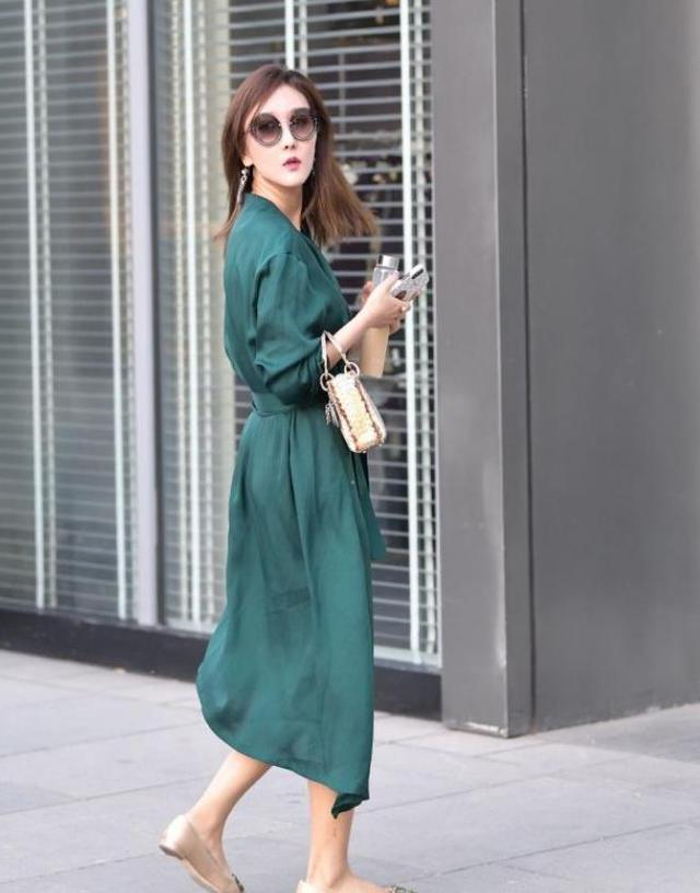 青春|美女街拍:碎花衬衣搭配淡粉色的短裤,青春靓丽,活泼可爱