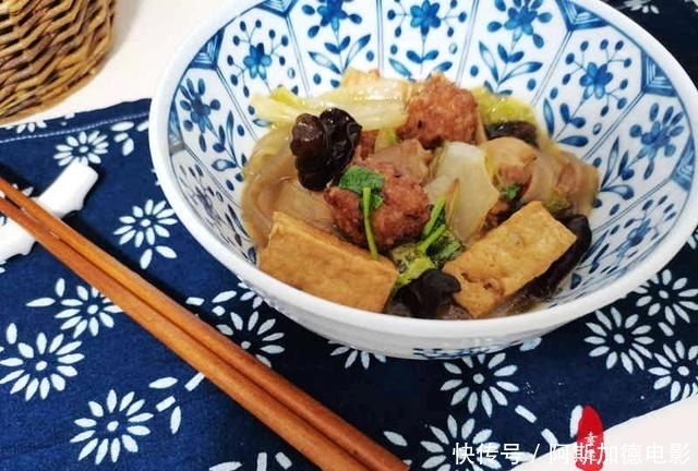 接地|豆腐白菜丸子粉条一锅烩的大菜,好吃还接地气,就喜欢家常菜