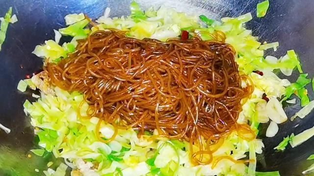 包菜炒粉条|几毛1斤的粉条火了,教你个好吃的做法,不坨不粘锅,好吃又解馋