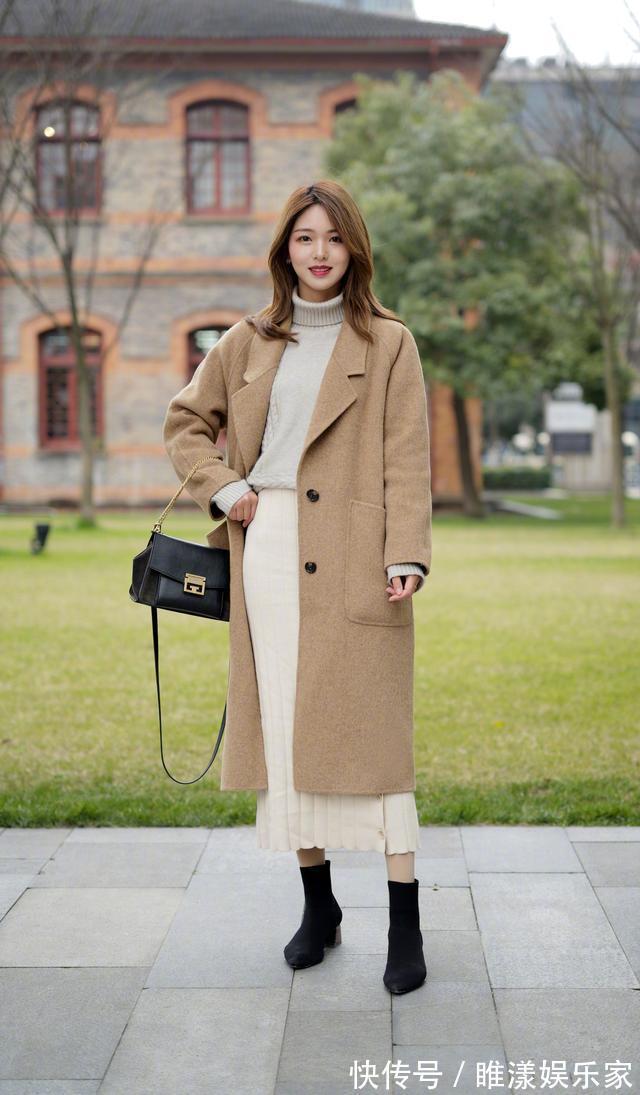 小黑裙 毛衣下面不一定搭裤子,今年流行“毛衣+半身裙”,优雅显高级