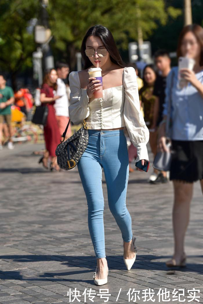 穿搭|有了牛仔裤的“帮忙”,穿搭就能变得随性一些,简简单单就挺美
