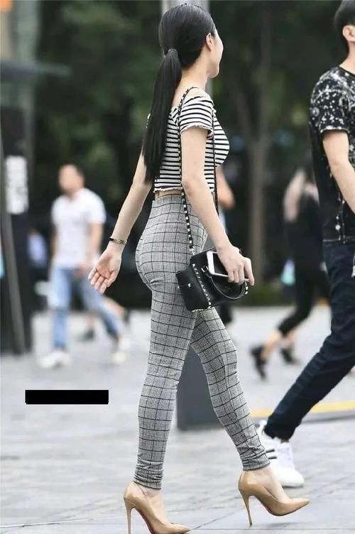 路人街拍条纹+格纹,这样穿时尚又高级,凸显好身材