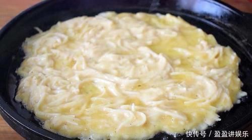 土豆丝里打3个鸡蛋,居然这么好吃,我家一周做6次,上桌就抢光