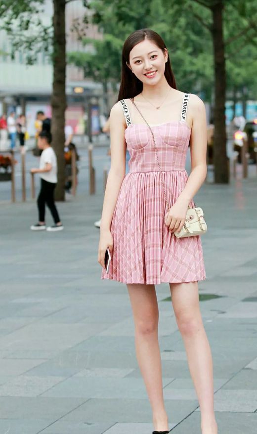 街拍:成熟知性的姐姐,职业范的连衣裙搭配高跟鞋也是很有气质呢