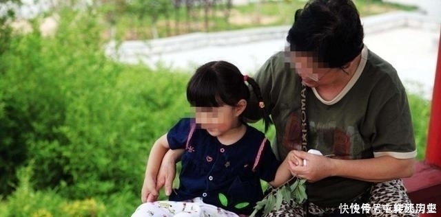 孙子|爷爷带孙子打点滴，护士查房时看到的画面，被网友调侃太难了