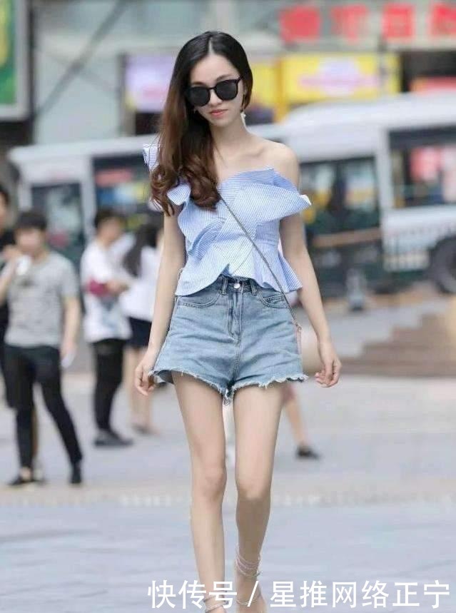 青春|黑色短袖搭配高腰修身牛仔裤,青春靓丽,甜美可爱