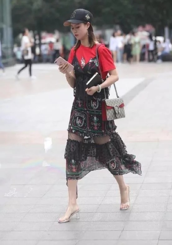 街拍:艳冶柔媚的小姐姐,身穿长款上衣配短裤,笑容甜美可爱