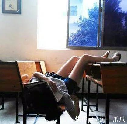 |搞笑GIF：对面的三个小哥哥，你惹起别人的羡慕嫉妒恨了！