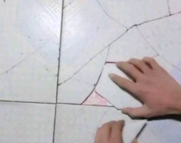 女子拖地时发现地板裂开,翻开地板乐了