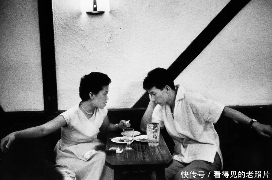 东京的餐厅，一对吃饭的男女。