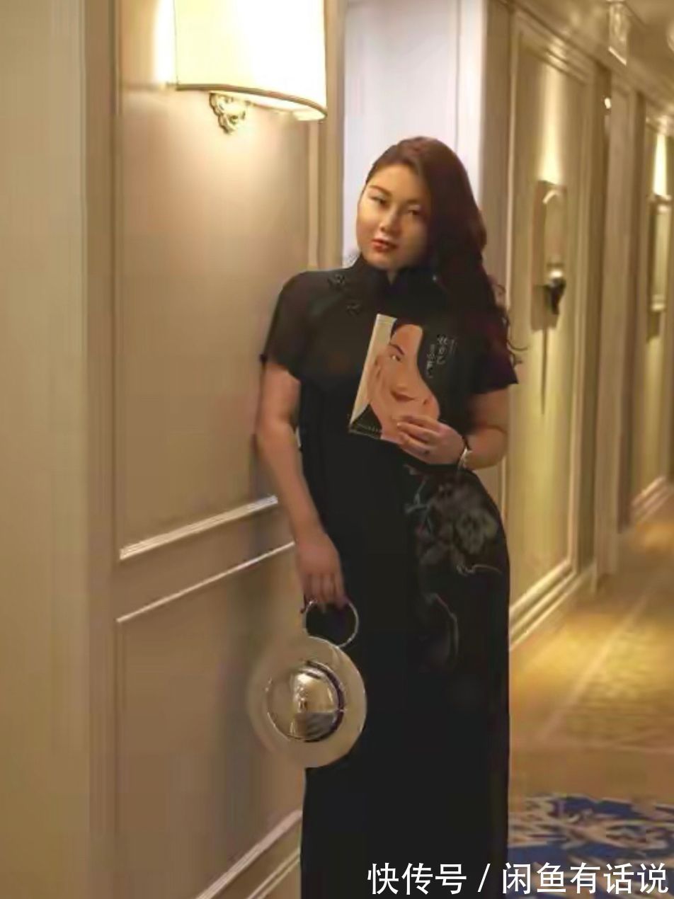 旗袍造型 贾玲胖得坦荡荡,挑战“彩色旗袍”还挺有韵味,骨子里的自信真美