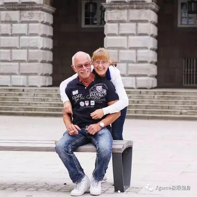 爷爷|76岁肌肉爷爷人老魅力大身边美女如云,还带小情人健身