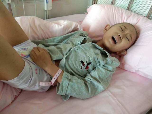 爸爸|8岁女孩强忍腿疼参加舞考,第二天走路竟脸色苍白,爸爸追悔莫及