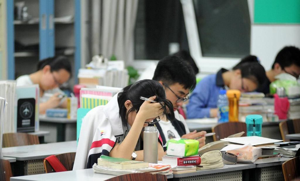 却说|学霸上课不听讲还抄作业？看似不努力的行为，老教师却说“没毛病”