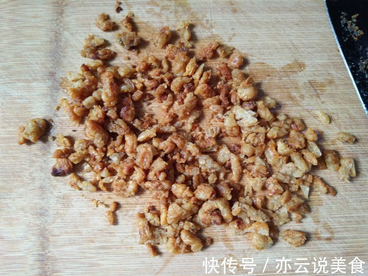 油渣新吃法,搭配酸菜调成馅儿,做成更有风味的饺子