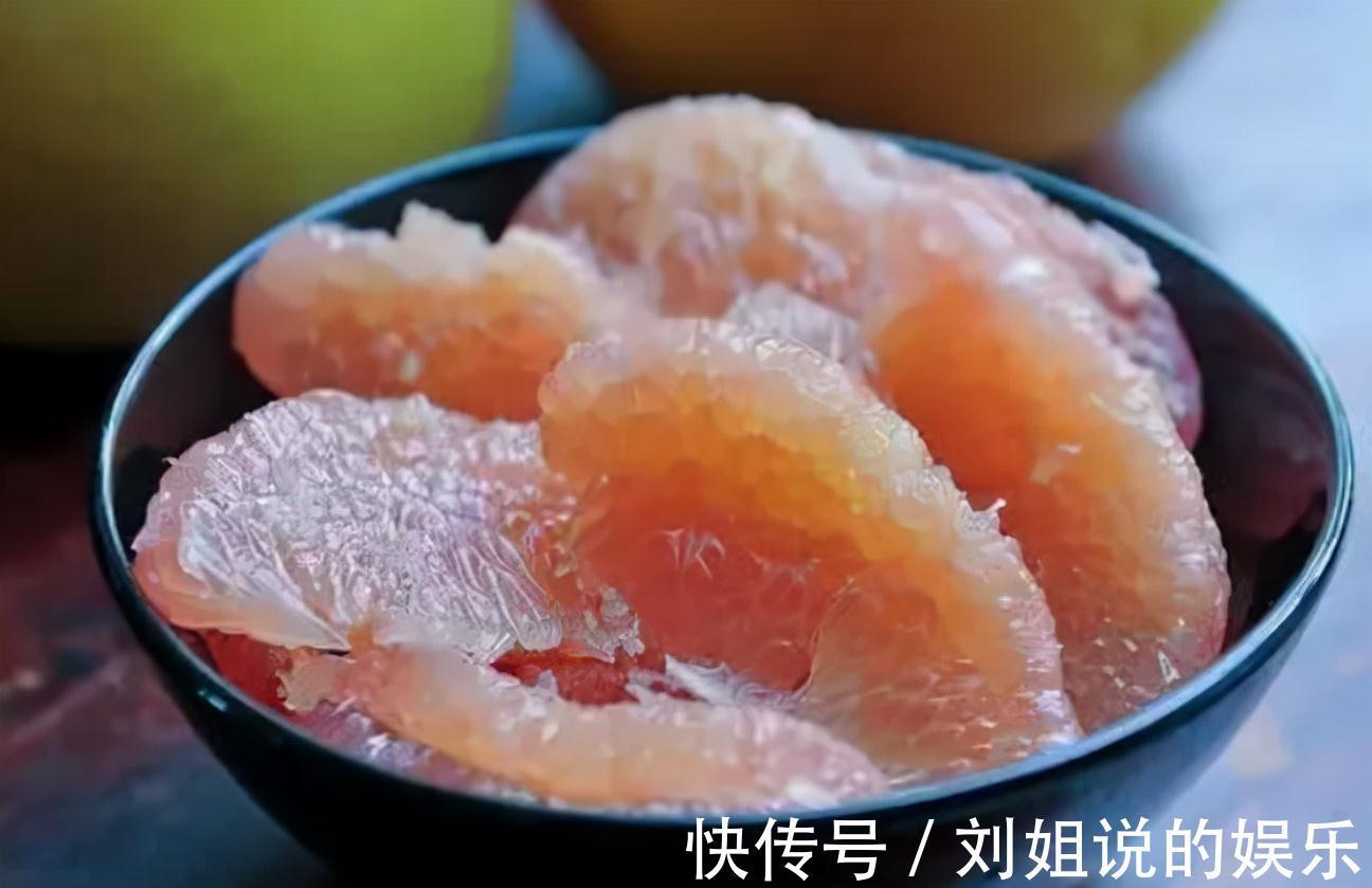 好处|秋天吃柚子好处多多，但这4种人尽量避开，别大意