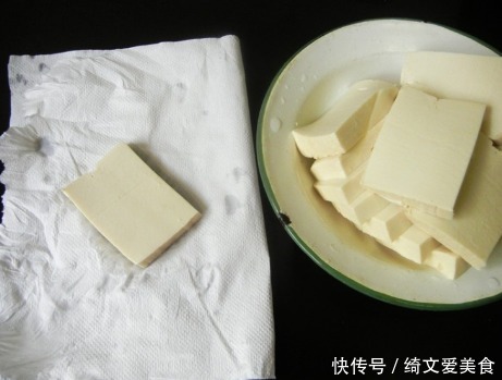 老小|豆腐别再煮着吃,试试这种新做法,豆腐也能金黄酥脆,老小抢着吃