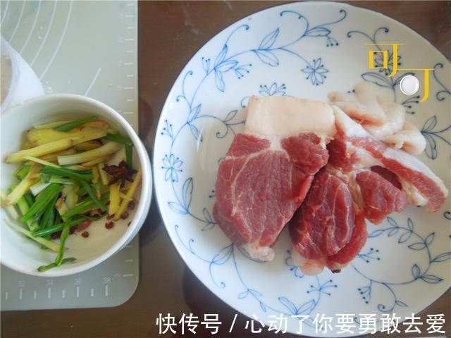 天气凉快起来,包点三鲜饺子当早餐,比每天啃面包舒服得多