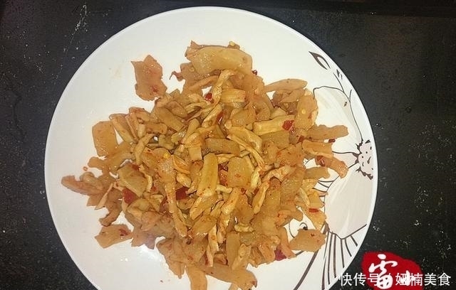 腌了一瓶萝卜,家人一顿就吃光了,太好吃,又腌了一瓶!