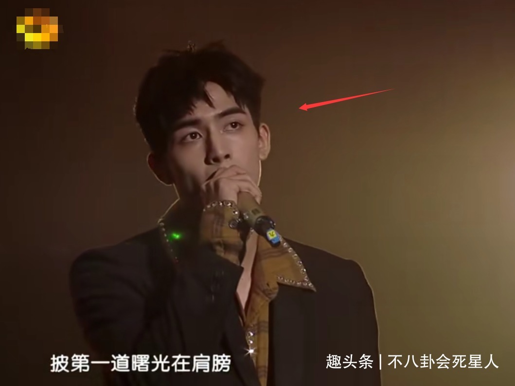 宋茜|金鹰开幕事故多汪涵主持团假唱,巨大黑影挡镜,关晓彤尴尬接话