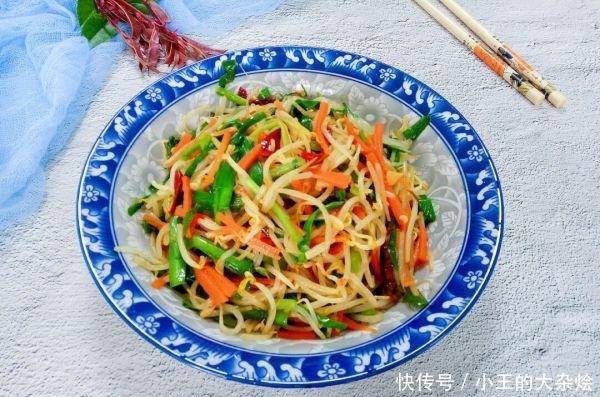 炒豆芽时加点“它”,豆芽更加清脆爽口,没有豆腥味!