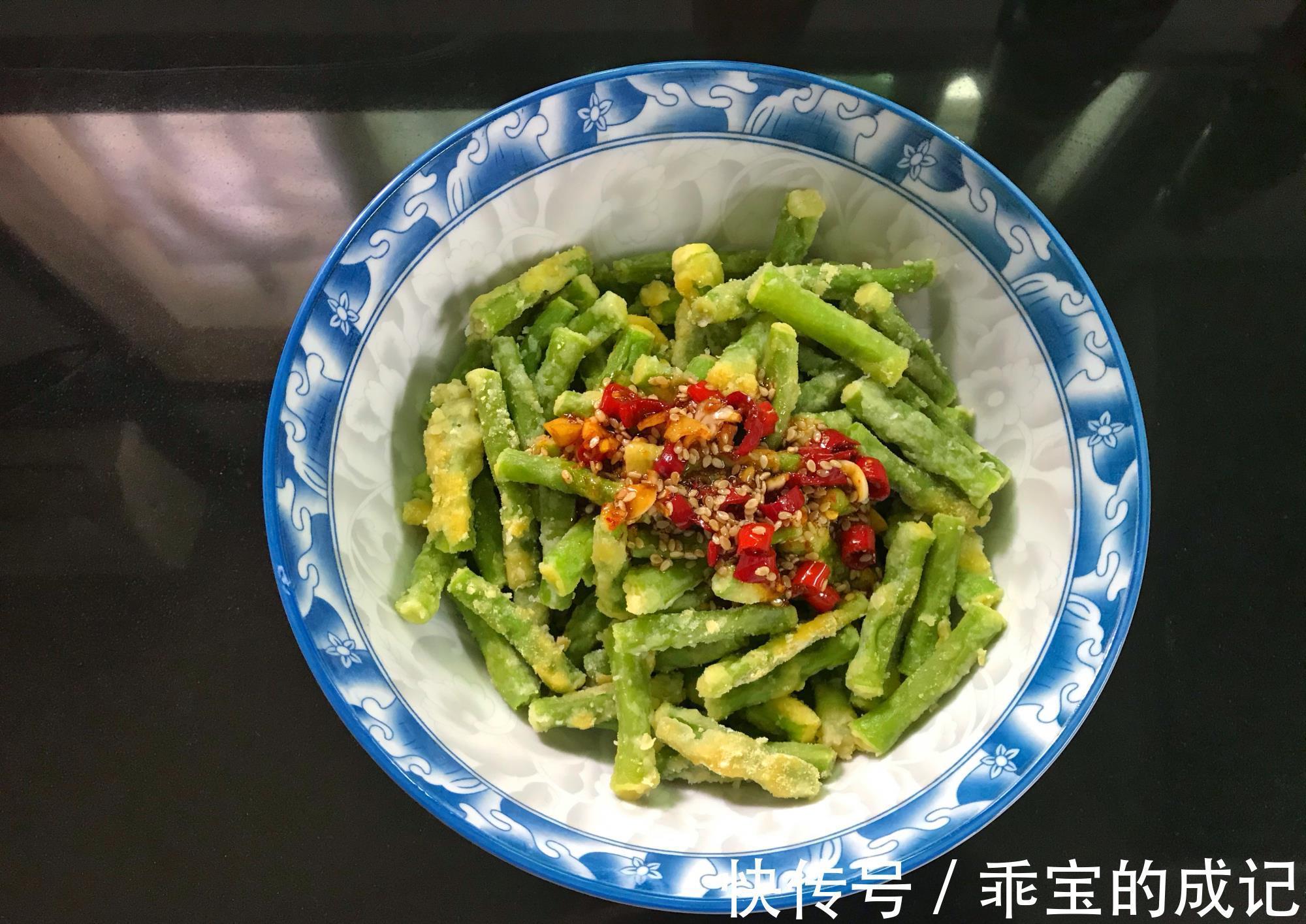 鸡蛋|豆角里打入1个鸡蛋,不炒不煮,没想到如此好吃,开胃解腻不长肉