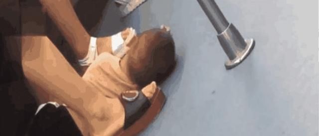 妈妈|男童睡在妈妈脚下,妈妈却悠闲玩手机,看到孩子手,乘客果断报警