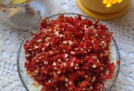 想吃黄豆酱不用买,在家做很简单,香辣过瘾,放一年也不会坏