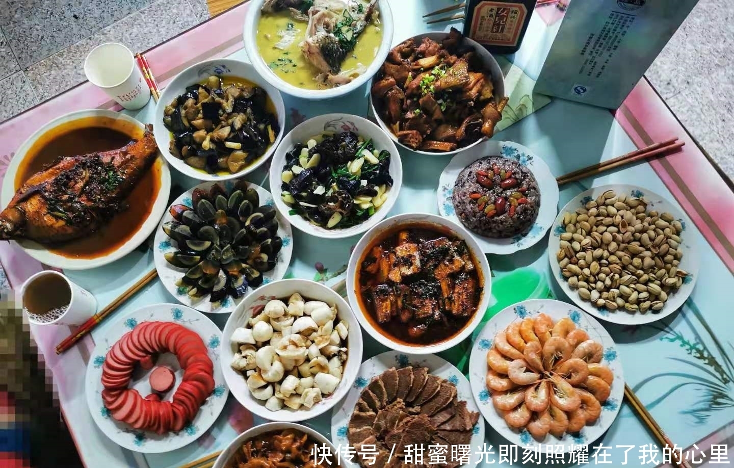 老家的年夜饭,14道家常菜摆满了八仙桌,8道热菜中只有2道是蔬菜