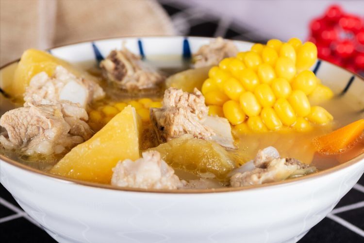 炖大骨头汤，切忌直接加水炖，谨记重要2步，骨汤更香更浓白