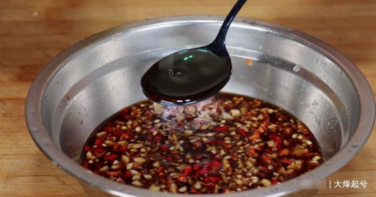 80岁老厨师教我的万能凉拌汁,拌什么都好吃,香辣开胃,真得劲