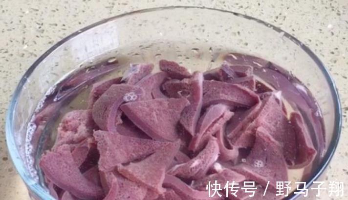 炒猪肝,先腌制还是先焯水?教你正确做法,猪肝嫩滑鲜香,没腥味