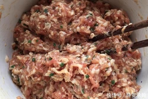 调饺子馅时,先放盐还是先放油?顺序弄错,难怪饺子不香还难吃!