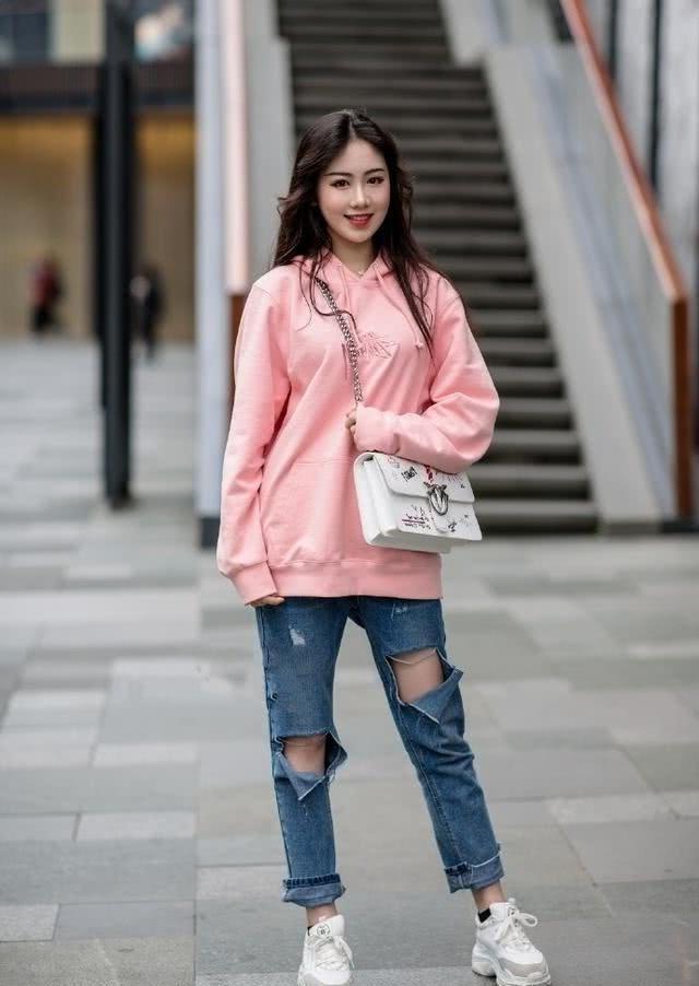 简洁|靓女搭配一双浅色尖头高跟鞋, 简洁大方又不失优雅