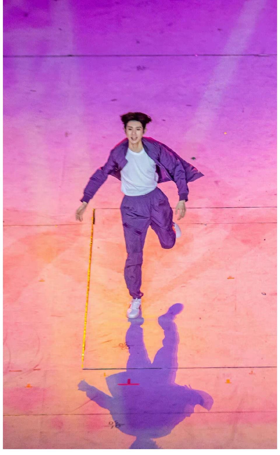 七一|王源七一活动表演亮点足，目光坚定一心向党，就连影子都与众不同