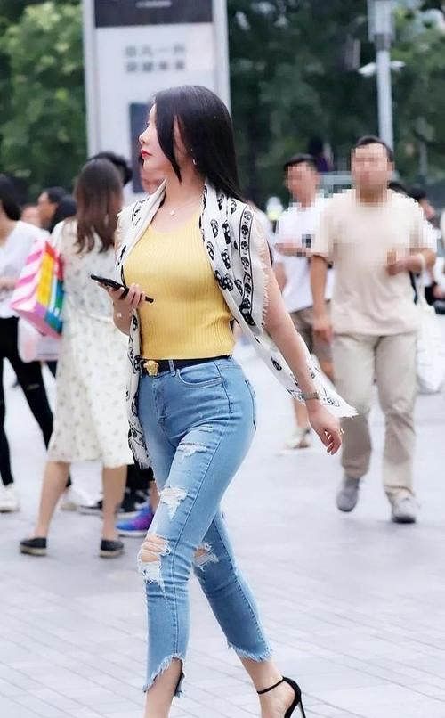搭配|美女穿紧身牛仔裤，搭配紧身上衣凸显小蛮腰身材，增添几分魅惑