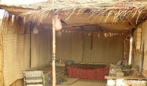 穷秀才一上联 “烂席挡风, 满碟残肴除旧岁”, 下联经典至极!