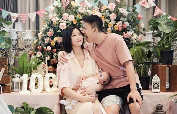 女排|疯狂撒狗粮!惠若琪抱孩子还不忘与老公热吻,结婚3年半依旧恩爱