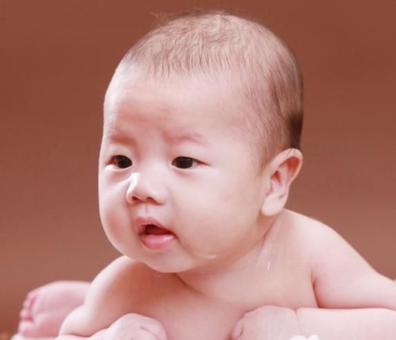 嫌弃|女宝出生后,被爸爸嫌弃太丑,奶奶却说你懂个屁是美人相